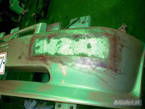 Ford Escort RS turbo - Frontskørte ved start på ændring igang med glasfibermåtte de huller måtte bare væk fordmærket ligeså!! billede 17