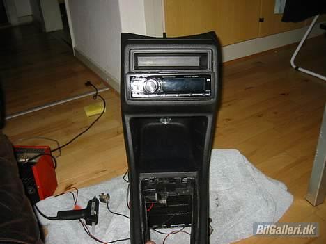 VW Golf 2 gti 16v solgt - så blev radioen flyttet  billede 13
