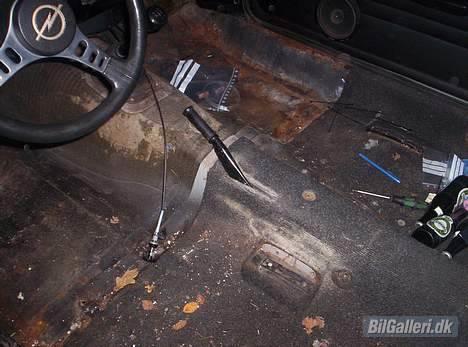 Opel Ascona B Nr. 1 (i pit) - så røg sæderne ud... billede 6