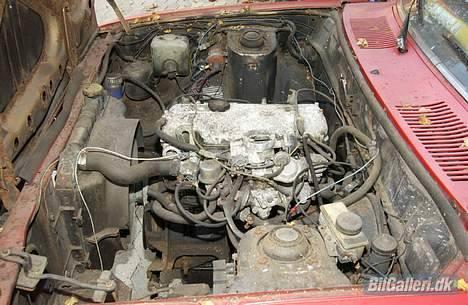 Mazda 929 Hardtop - motoren. - tro det eller la vær, den har været startet, men skød flammer gennem kaburatoren så der er nok en ventil der hænger billede 5