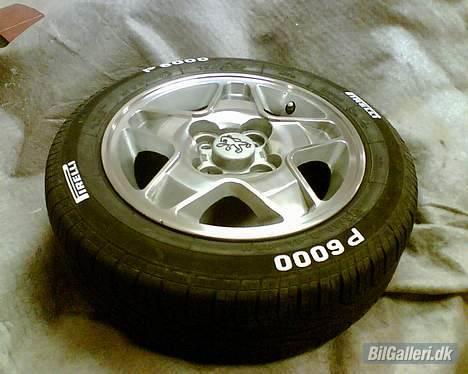 Peugeot 205 version "SU Bling" - Har selv poleret fælgene, og syntes de er blevet MØG Flotte! billede 6