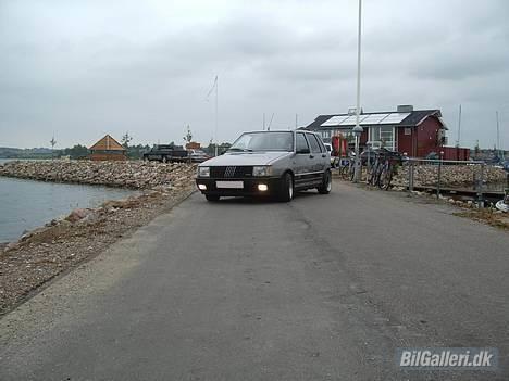 Fiat UNO 70 SX Potenza - På havnen. Vil have spacers bagi, men ved ikke lige hvor jeg skal få fat i længere bolte med løs konus :( billede 17