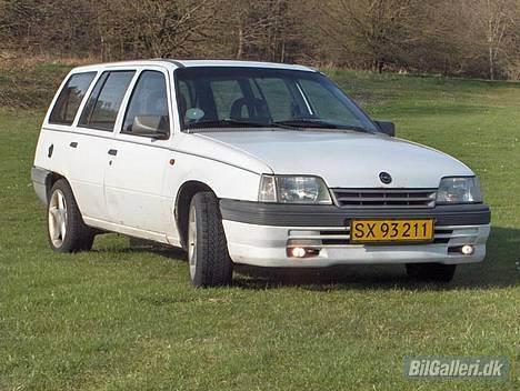 Opel Kadett E Van solgt - Mmm.. Solskin.. :P billede 1