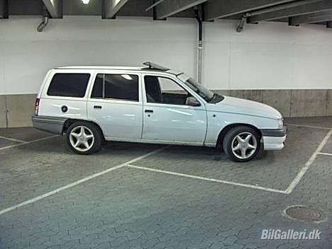Opel Kadett E Van solgt - Nye fælge. Sorte ruder. billede 4