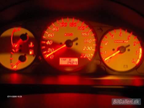 Mazda 323f SLX   --SOLGT-- - Hvide urskirver med rød lys er nice og standart billede 2