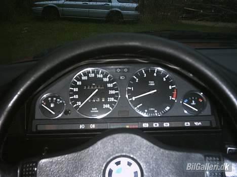 BMW E30 2.0i  - så fik jeg endeligt monteret alu-ringe og 240kmt spedometer billede 10