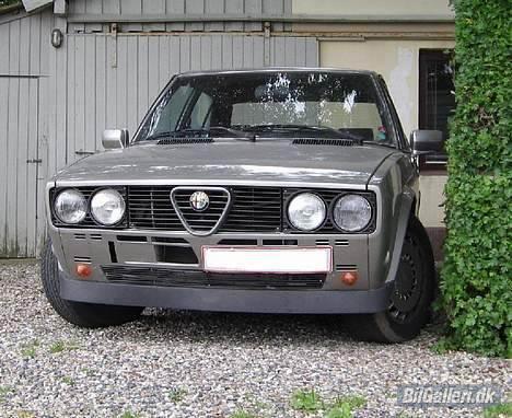 Alfa Romeo Alfetta 2000 - Hun ser lidt fræk ud uden kofangeren foran...!!! billede 3