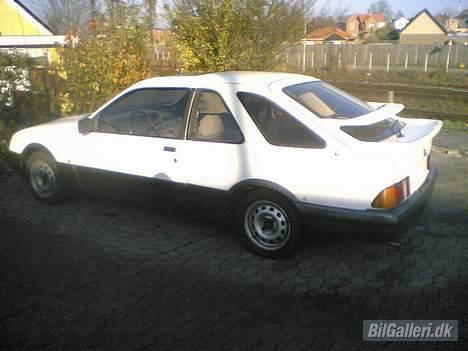 Ford Sierra XR4I *DØD* - her kan man se stiveren der går igennem bagruden billede 2