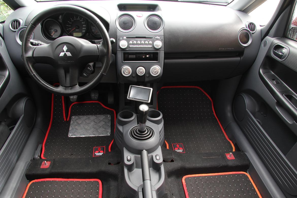 Mitsubishi Colt Z30 - Interiøret uden sæder. billede 11