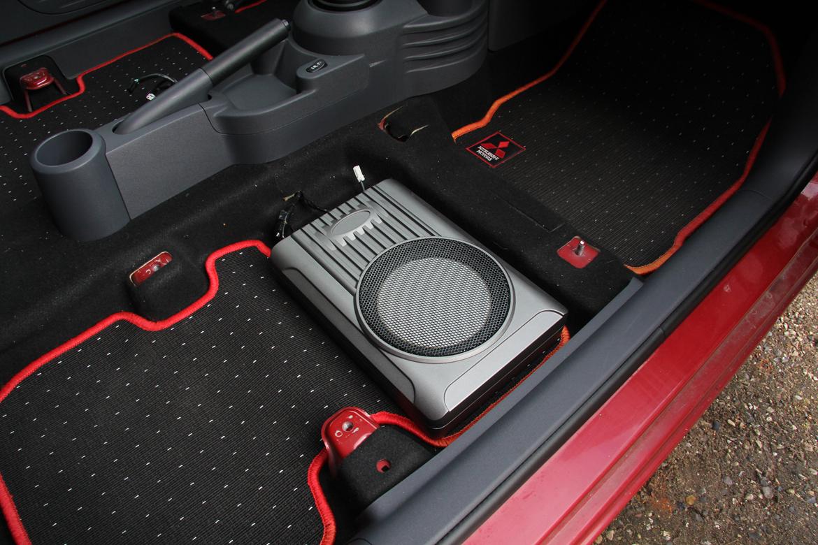 Mitsubishi Colt Z30 - 90W RMS aktiv subwoofer.
Giver ikke samme effekt som en stor baskasse, men kan gemmes under sædet og giver en god dybde. billede 12