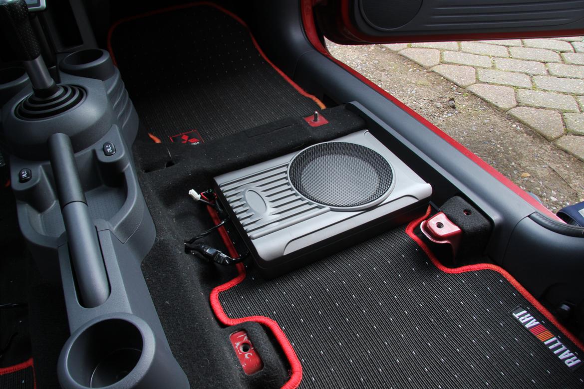 Mitsubishi Colt Z30 - 90W RMS aktiv subwoofer.
Giver ikke samme effekt som en stor baskasse, men kan gemmes under sædet og giver en god dybde. billede 13