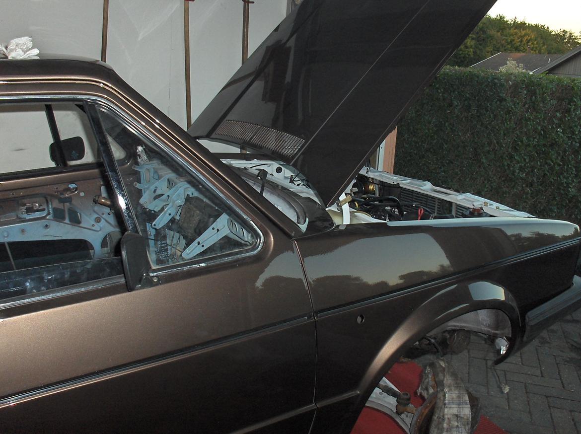 VW golf 1 cl. NYT PROJEKT I GARAGEN - sideruder, lister, dørlister mm , kromlister skal på alle ruder. billede 37