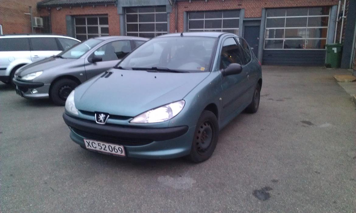 Peugeot 206 1.4 XR - Da vi hentede hende ved forhandleren :D billede 1