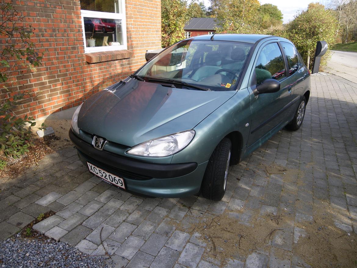 Peugeot 206 1.4 XR - hjemme efter en vask :)
 billede 2