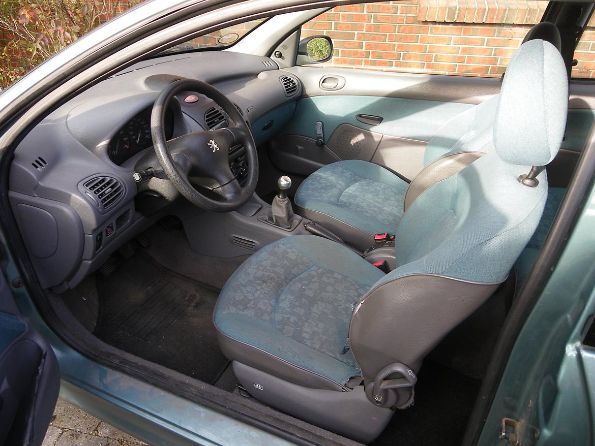 Peugeot 206 1.4 XR - hul førersædet skal have fundet komplet kabine billede 4