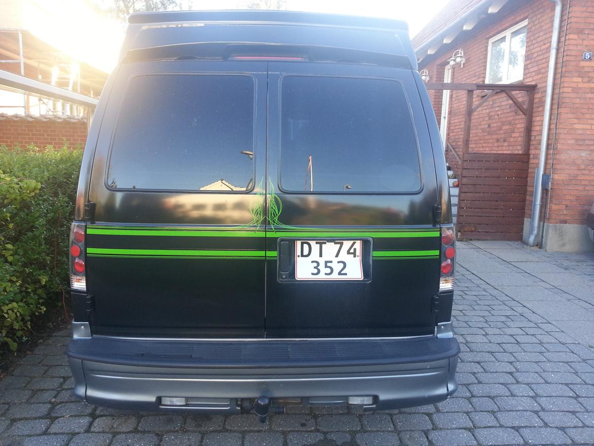 Chevrolet Astro van bus - bilen bagfra, har lige købt en arbejdslampe i led på 120 watt til at monterer som arbejds lys eller bak lys billede 2