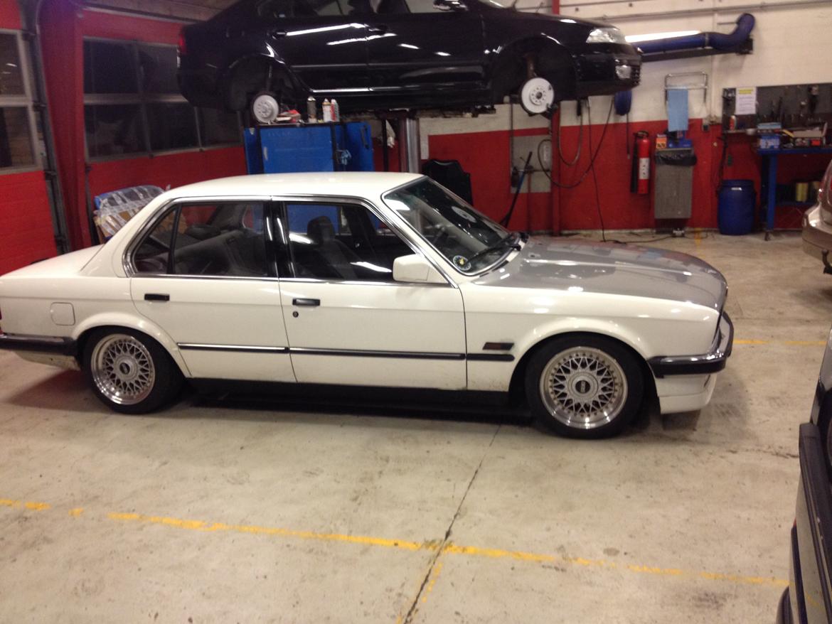 BMW E30 320I billede 1