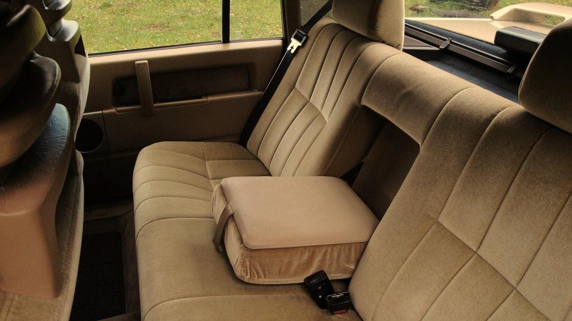 Volvo 740 GLT 16V - Grand Luxe Touring - Sofaen med opbevaringsrum i armlænet og skilem ud til bagagerummet. billede 14