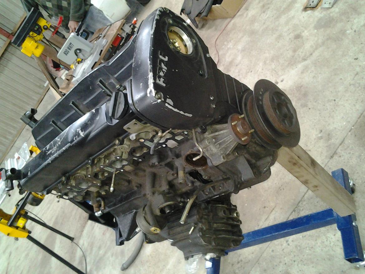 Nissan Skyline R33 GTR - Reserve motor klar til adskillelse. Se der hvor motorophænget normalt sidder.. Ja det er et huld i blokken :-(( billede 7
