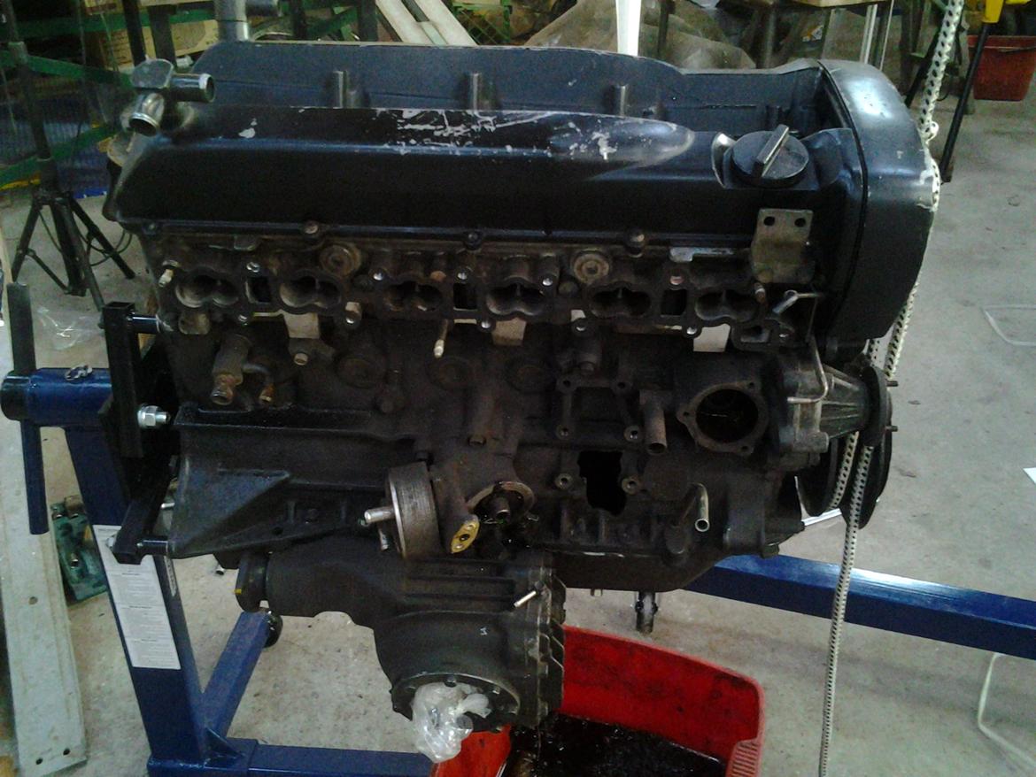 Nissan Skyline R33 GTR - Hul i blokken, 2 stempler kværnet og endt op i bunkaret sammen med ventiler og styr :-(( billede 13