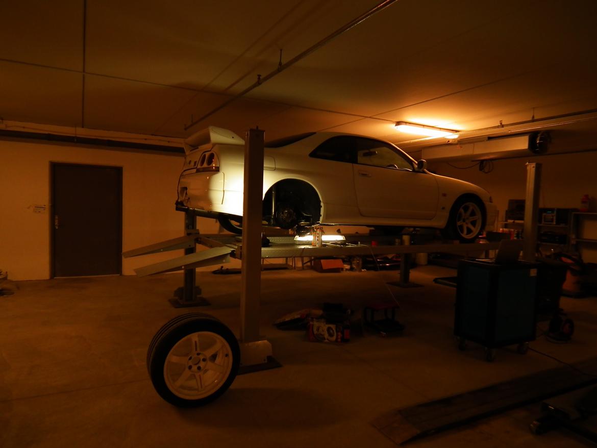 Nissan Skyline R33 GTR - På liften i værkstedet.
Ved at skifte olie og bremser. billede 5