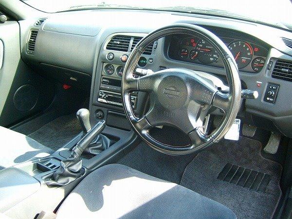 Nissan Skyline R33 GTR - Billede af kabinen med originalt speedometer. Ved ikke hvorfor, men bilen kom fra japan med en rød flair eller nødsignals raket skruet fast lige under hanskerummet?? Turbotimeren kan lige anes under rattet TV.
 billede 9