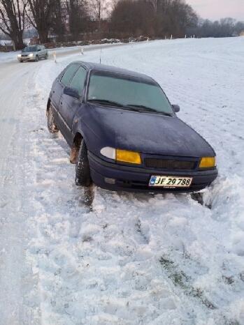 Opel Astra f 1.6 16v ecotech - så holdt den der! måtte vente til næste dag før den ku trækkes fri, holder i pløjerende til mark ;) haha billede 12