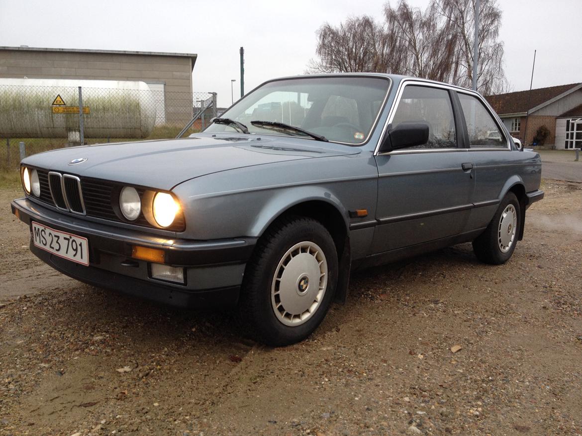 BMW E30 320i billede 1