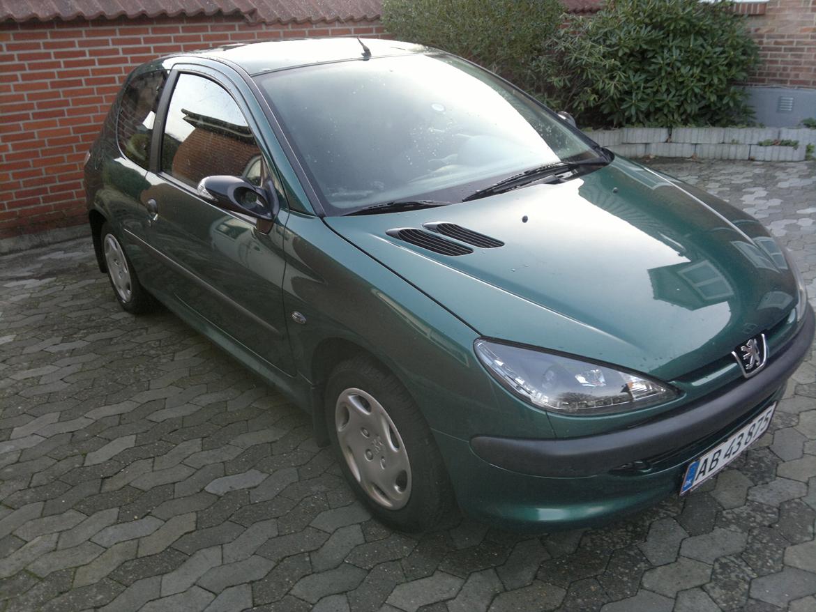 Peugeot 206 Hatchback - Forfra set over siden billede 6