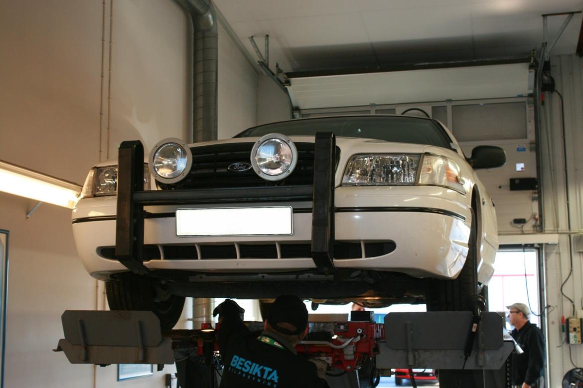 Ford Crown Victoria - Police Interceptor - Til syn samme dag som jeg købte den.
Lygterne på pushbar'en er lovpligtigt for at få lov til at have pushbar'en på , har dog andre planer som involvere en LED bar fra Rigid billede 2