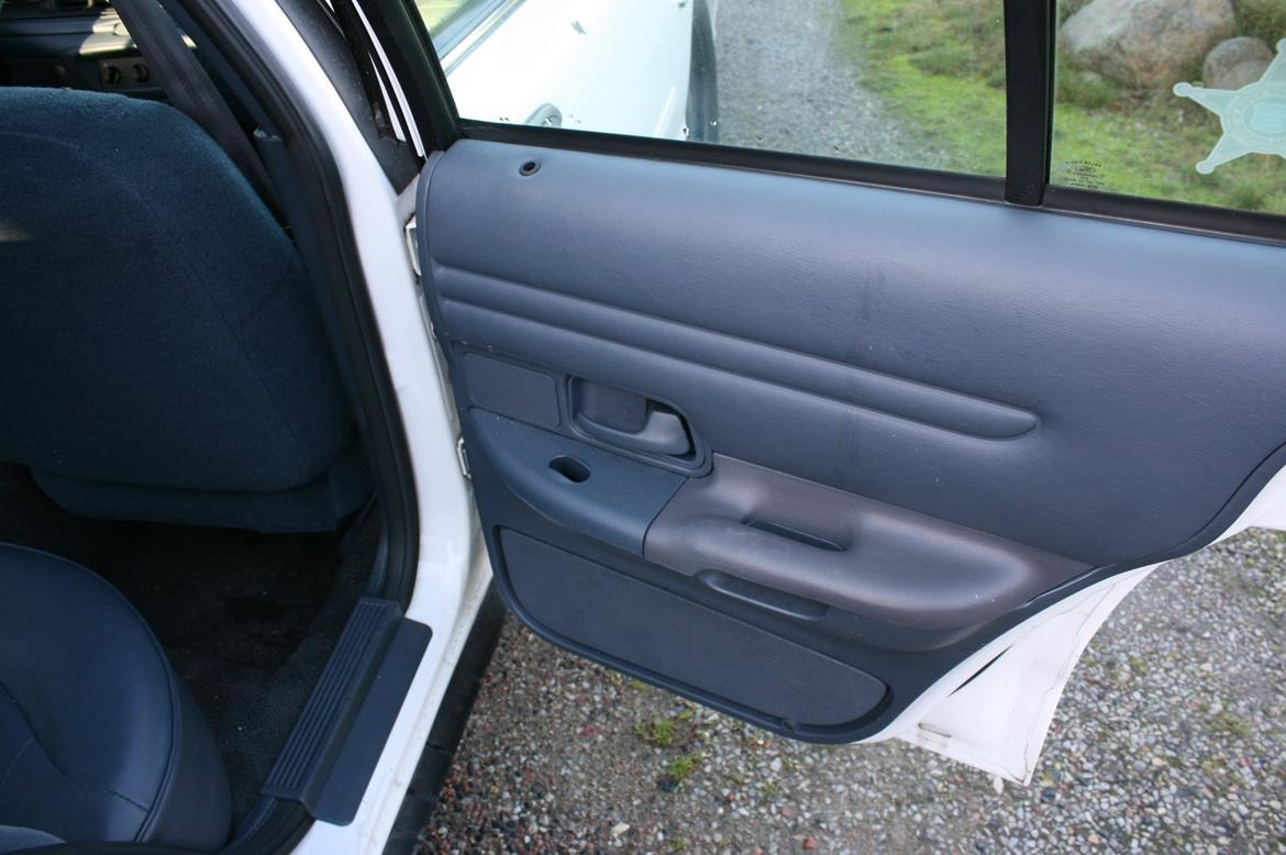 Ford Crown Victoria - Police Interceptor - Kontakten til ruden er fjernet, og dørene kan ikke åbnes indefra, endnu i hvert fald :) billede 8