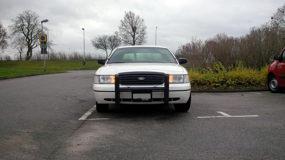 Ford Crown Victoria - Police Interceptor - Forfra med nye gule pærer i positions lyset, og lille nr plader foran billede 1