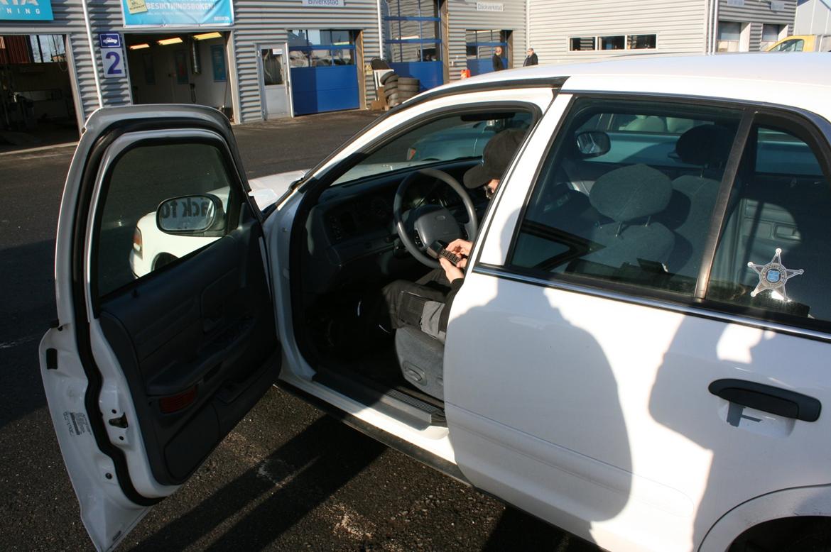 Ford Crown Victoria - Police Interceptor - Synsmanden er igang med at aflæse KM/Miles tælleren :) billede 16