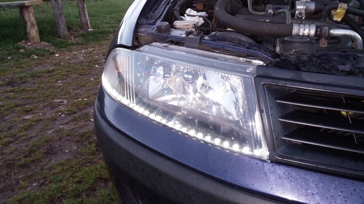 Mitsubishi Carisma Sport - Pianosort lygtehuse, med 4 orange dioder rettet ind mod midten af bilen/parabolen for at synliggøre blinklys i eks. rundkørsler, samt hjemmelavet "dayline" cornering ligts. billede 9