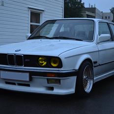 BMW E30 320i
