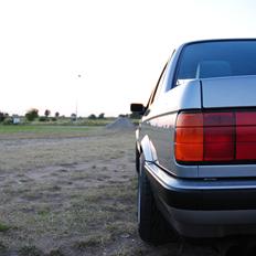 BMW E30 320i