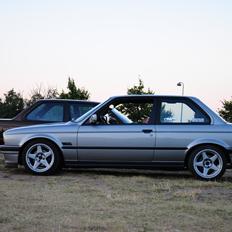 BMW E30 320i