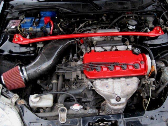 Honda Civic EK3 Øko-R #Solgt# - Motorrum med Carbon filter kittet, rød vti tårnstiver og rødt motordæksel.  billede 16