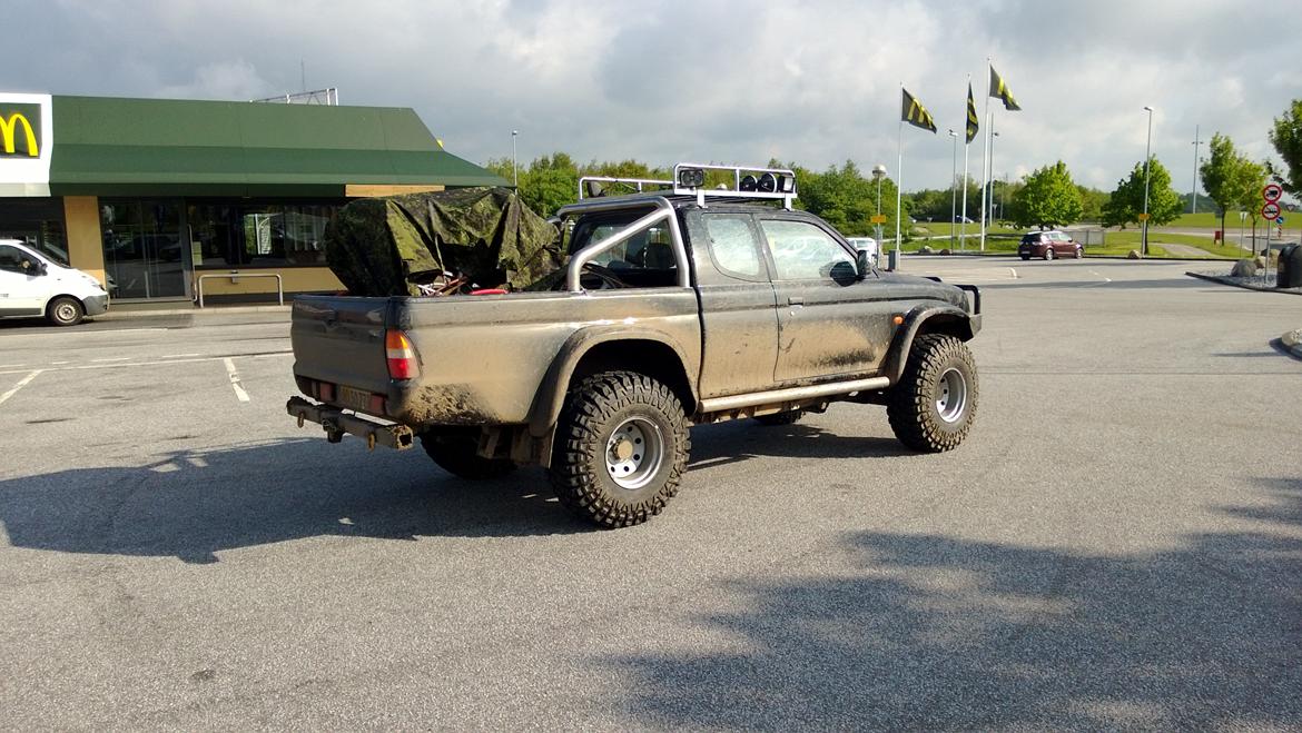 Mitsubishi L200 - Med 37" creepy crawler på 15x12 fælg billede 1