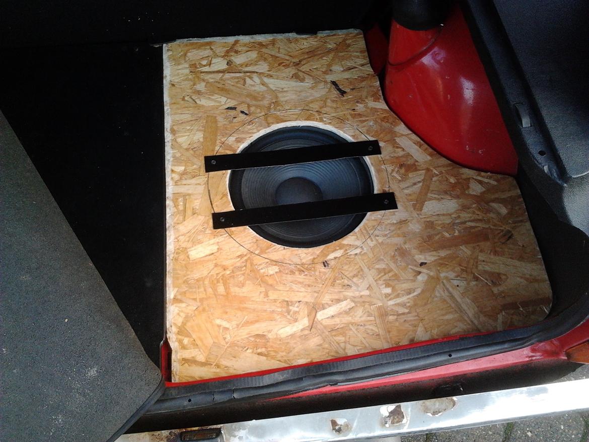 Ford Fiesta - En lille sub blev jeg da nød til at smide i, forstærkeren ligger under. billede 9