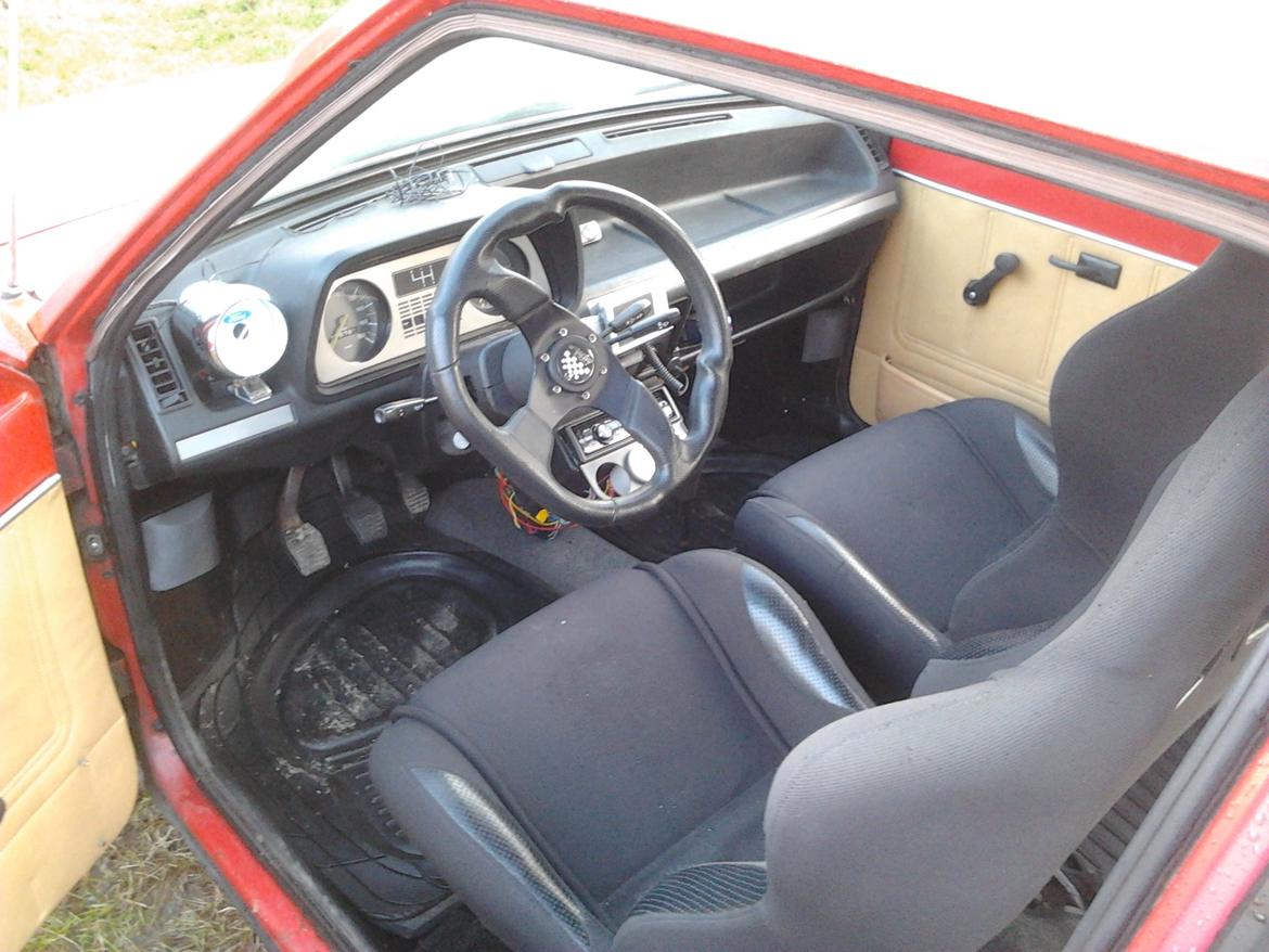 Ford Fiesta - "nye" sæder, der alligevel lå  på loftet fra et tidligere projekt, samt et lille sportsrat monteret. billede 12