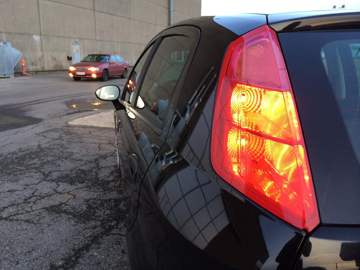 Fiat Grande Punto 1.3 JTD - Min Volvo S70 i baggrunden. billede 13