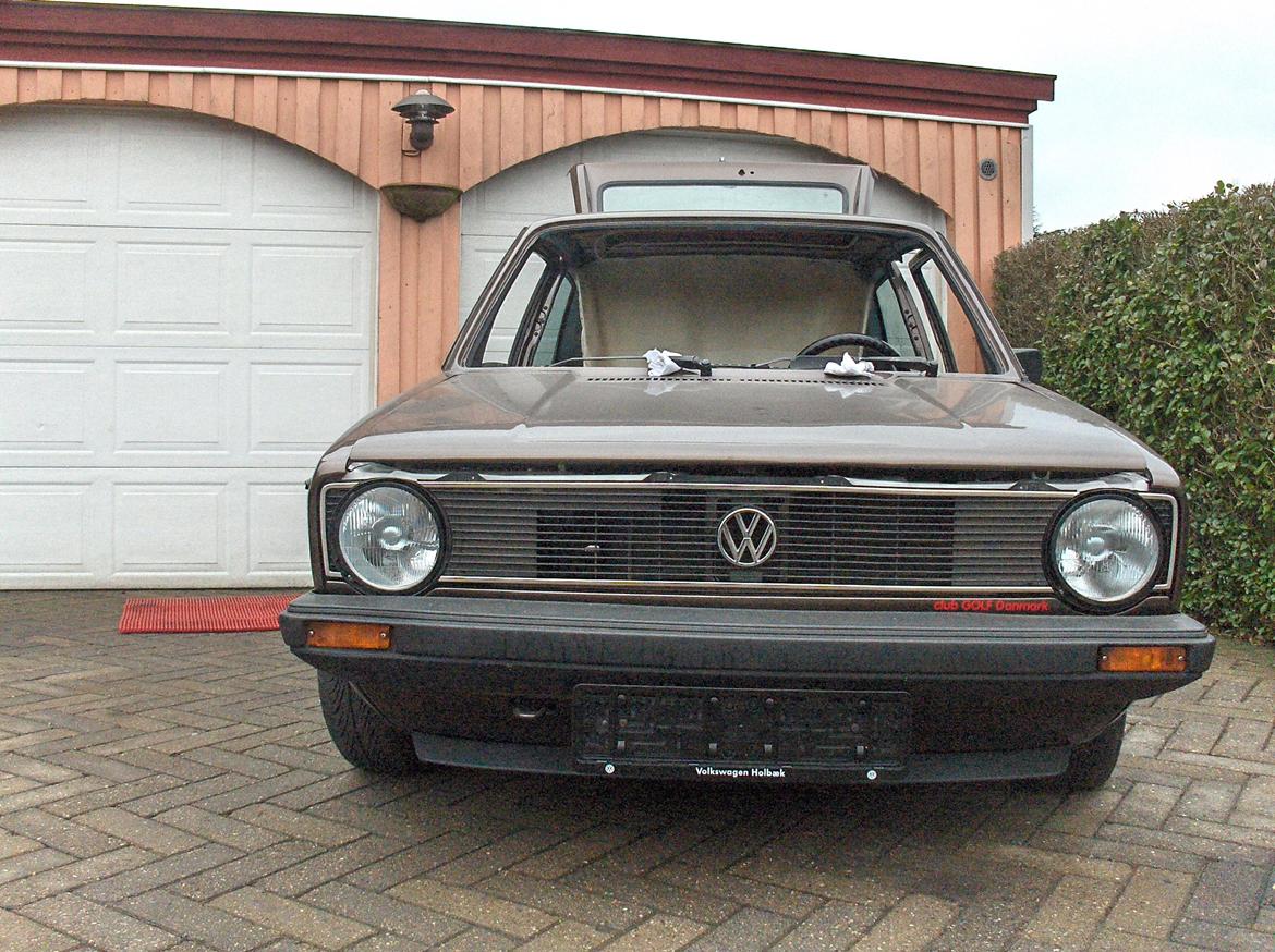 VW golf 1 cl. NYT PROJEKT I GARAGEN - jan 2014. 
så langt, så godt, er så småt igen begyndt at lave lidt på min fine gamle golf.
De næste trin, er samling af bilen indvendig, sæder ,loftbeklædning, gulvtæpper, samt dørbeklædninger, og så selvfølgelig strøm.  billede 1