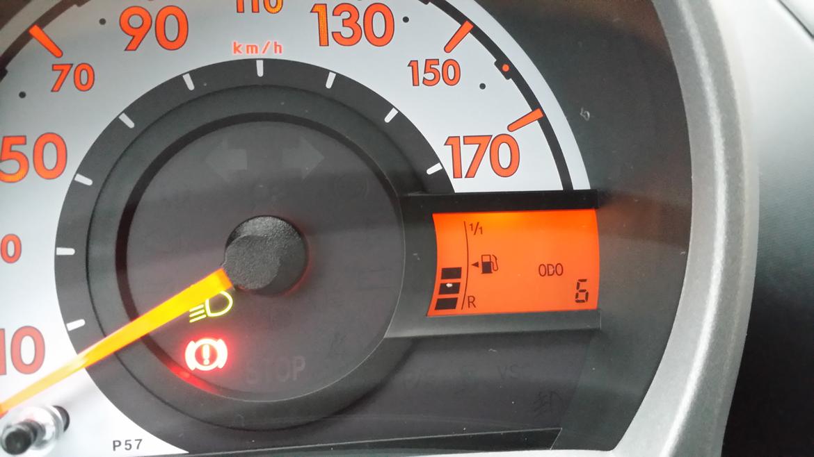 Citroën C1 - Lige sat mig ind i bilen for første gang, lækkert med en helt ny vogn! :) billede 5