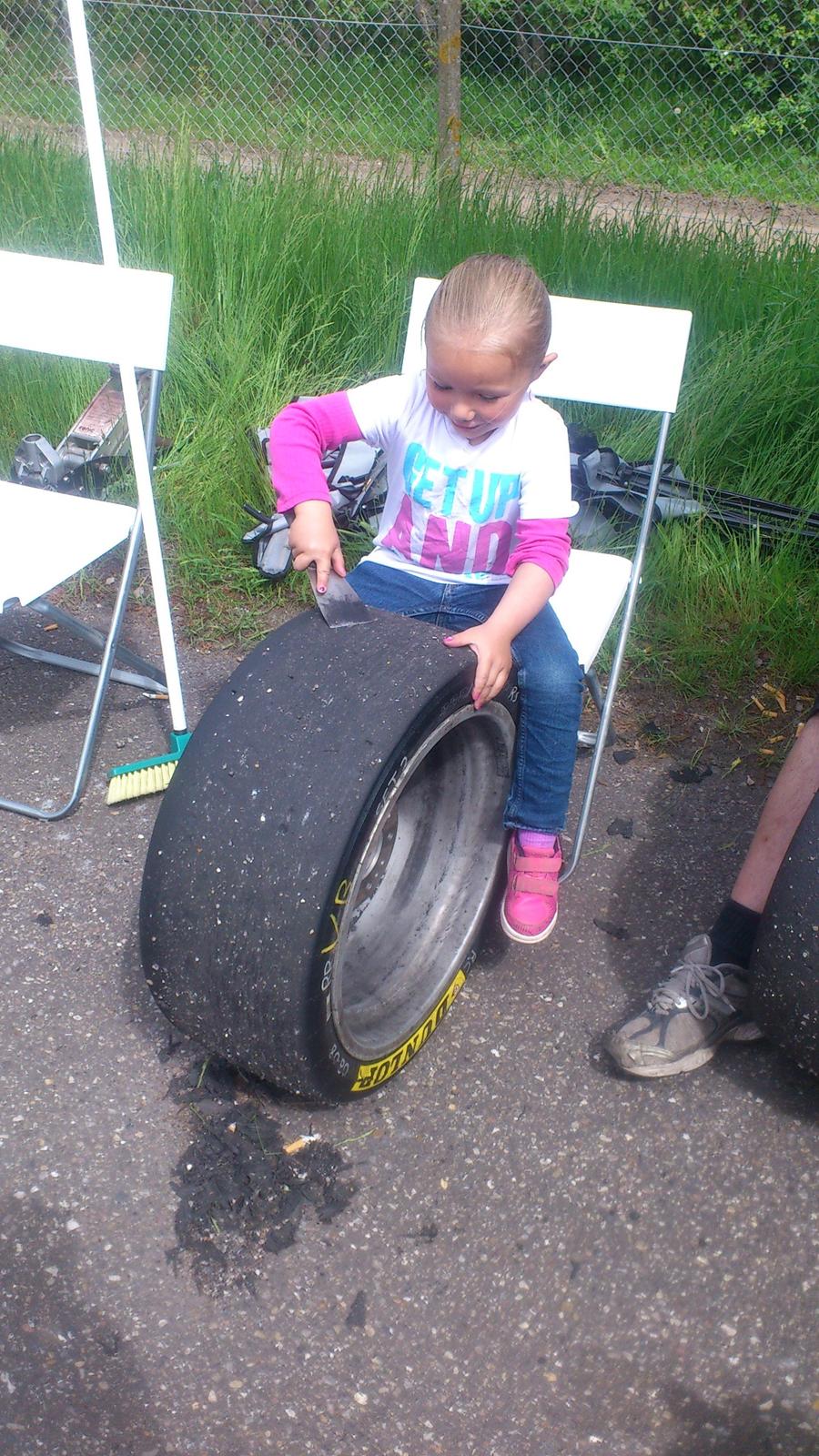 BMW E 36 325 Coupé "banebil" - Min datter renser dæk efter et heat :-) billede 27