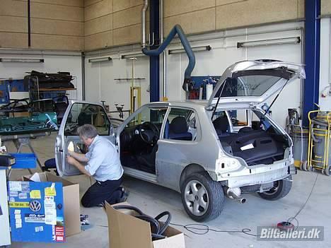 Citroën saxo vts solgt - så skal der bygges bil. Tak til manden på billedet for stor hjælp med bilen billede 5