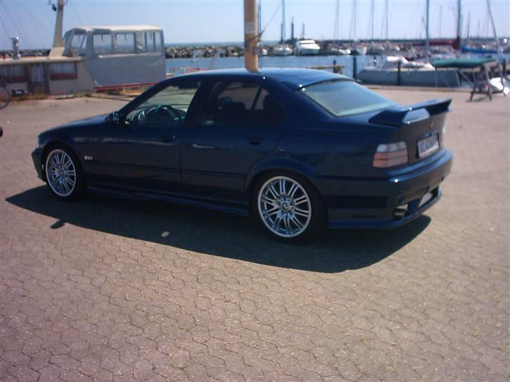 BMW 318i 1,8 billede 1