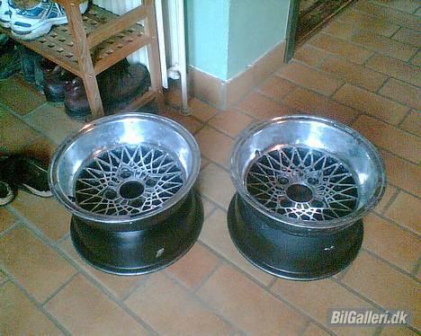 Ford capri 2.3/2.8i  - så fik jeg dem hehe bag 9x13 for 8x13 comprmotive dæk 235/50-13 kommer der på :-) billede 17