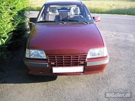 Opel Kadett E * DØD* - Fronten af hende. Undskyld hun er lidt beskidt. :/ billed inden der blev lavet badboy billede 17