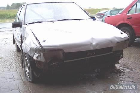 Toyota Corolla (folkeracer)*DØD* - Sådan så den ud efter at jeg havde været en tur i autoværnet, til et løb i Ikast d. 3 Juli 2005 :o) Men selvom at jeg kørte galt, endte jeg da med en 3. plads :o) billede 11